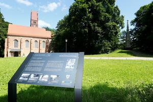 Bild vergr&ouml;&szlig;ern: Burgplatz mit Burgkirche und Nationaldenkmal im Hintergrund