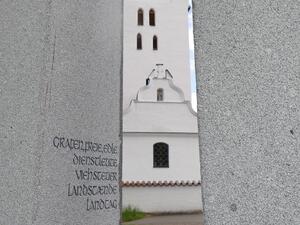 Bild vergr&ouml;&szlig;ern: Denkmal "Schnaitbacher Einung" mit Kirche