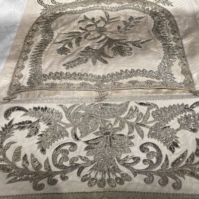 Bild vergr&ouml;&szlig;ern: Detail aus dem Brautkleid