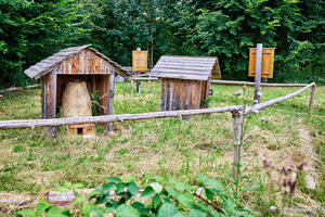 Bild vergr&ouml;&szlig;ern: Rennöfen im archäologischen Freigelände im Grubet