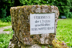 Bild vergr&ouml;&szlig;ern: Gedenkstein am Burgplatz Oberwittelsbach